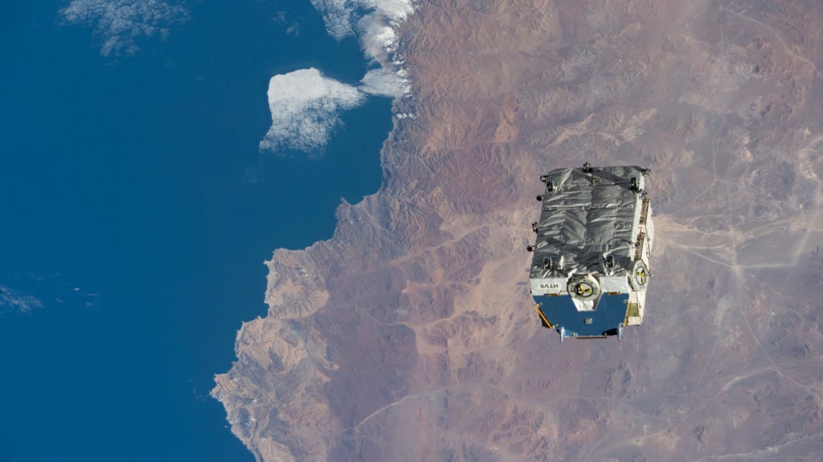 Balík s bateriemi krátce po vypuštění z ISS