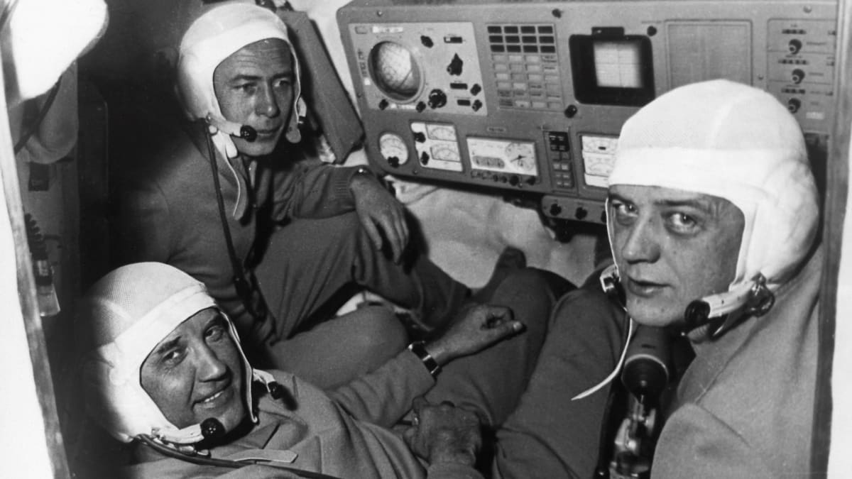 Georgij Dobrovolskij, Viktor Pacajev a Vladislav Volkov v kabině Sojuzu 11