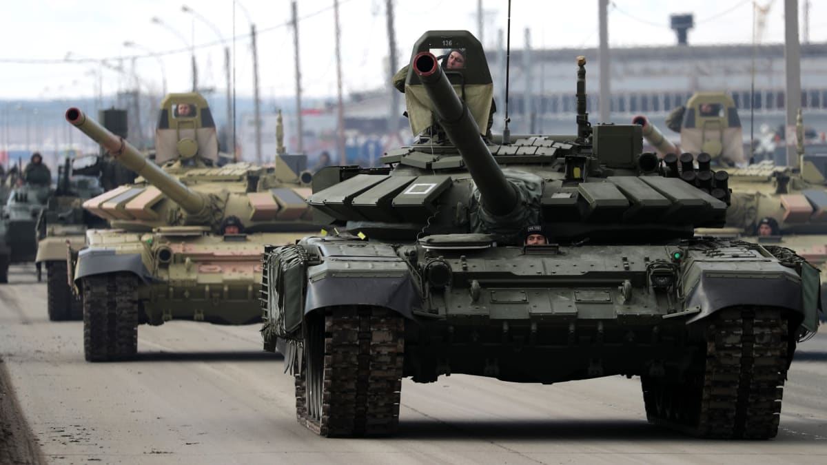 Rusko přesuny tanků často maskuje vojenskými přehlídkami
