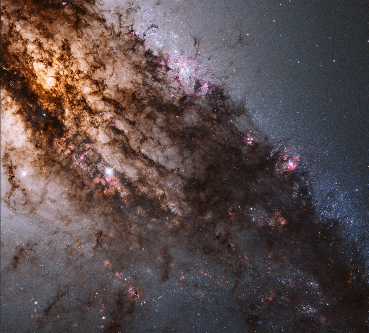 V eliptické galaxii Centaurus právě vznikají hvězdy...