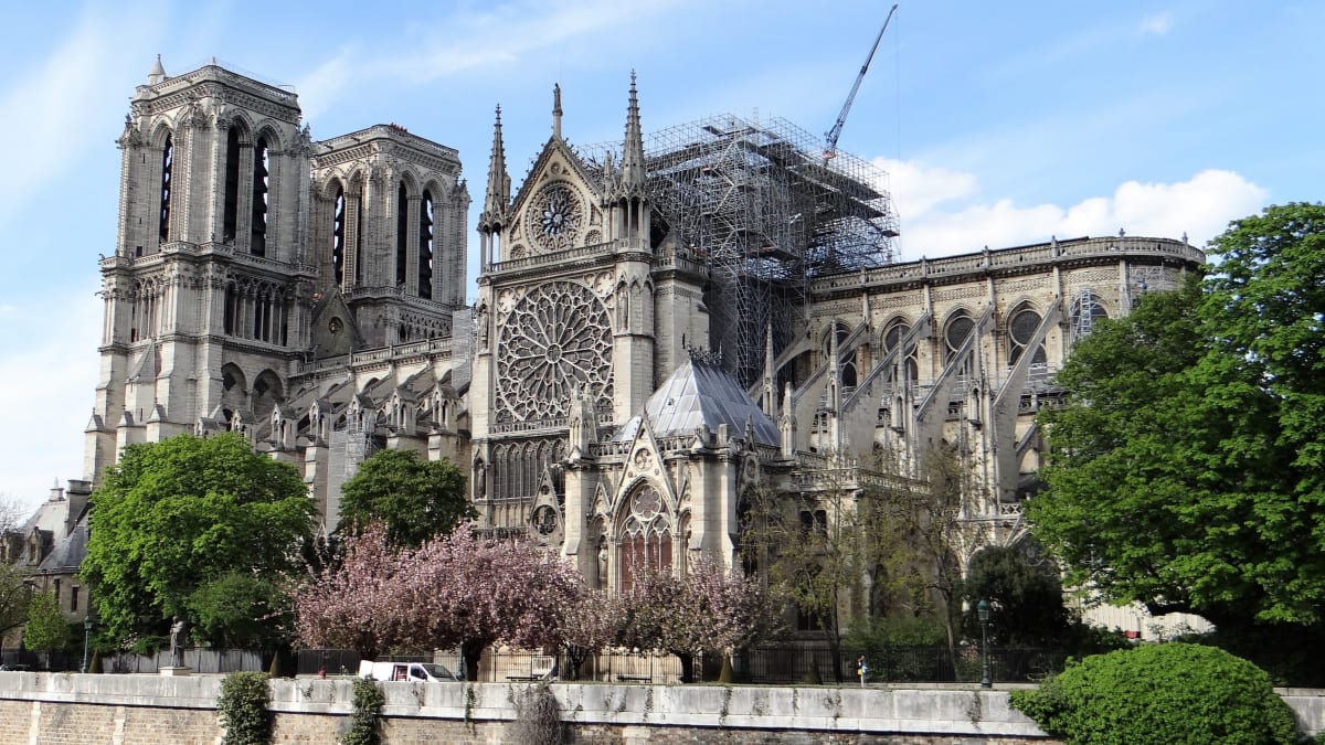 Katedrála Notre-Dame po dubnovém požáru 2019