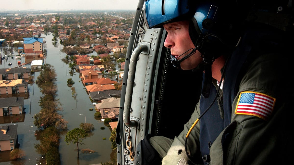 Člen pobřežní strže kontroluje škody po hurikánu Katrina