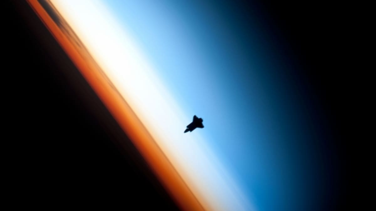 Silueta raketoplánu Endeavour nad horizeontem Země. FOTO: Wikimedia Commons