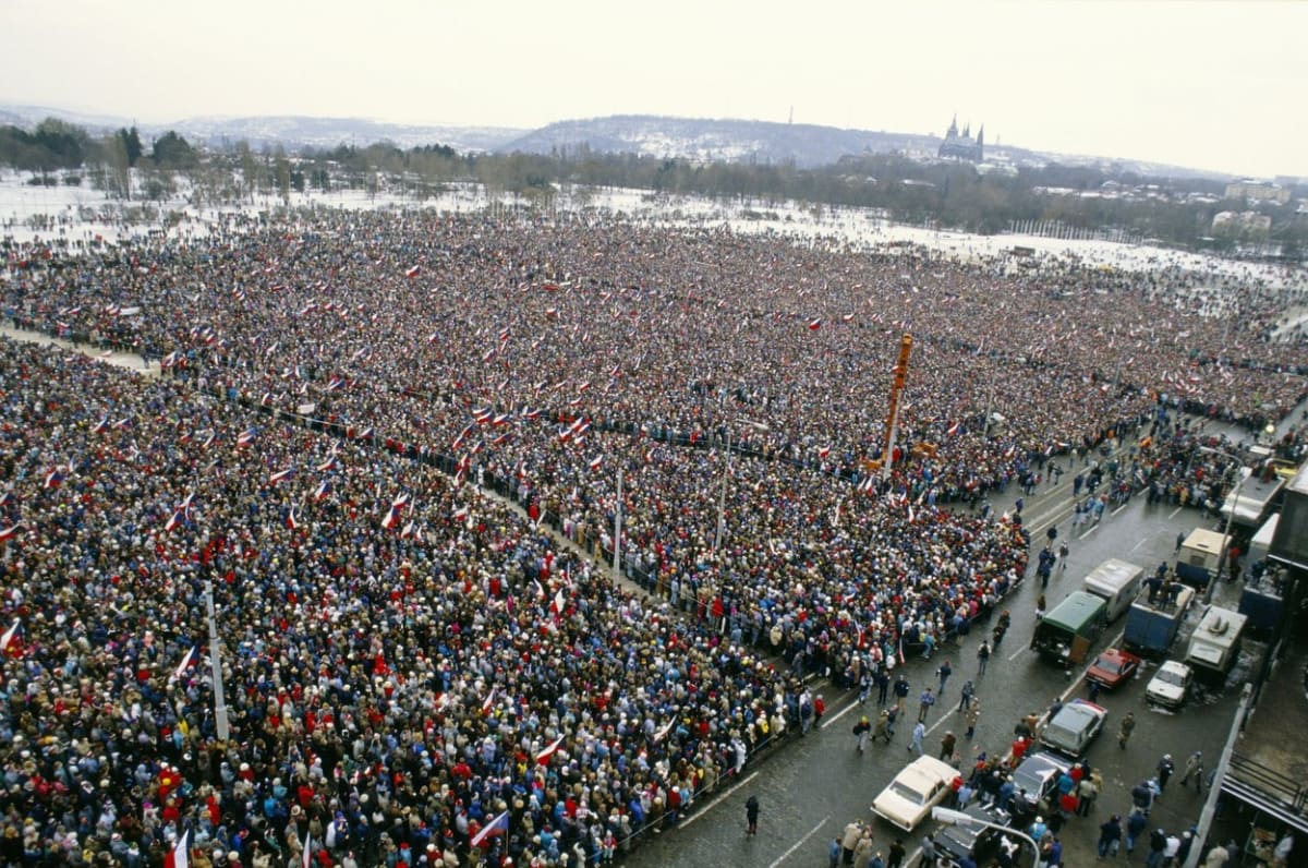 Je hluboko pod nulou a hrozí, že na vekou demonstraci 25. listopadu 1989 přijde málo lidí. Nakonec se jich sejde přes 750 000