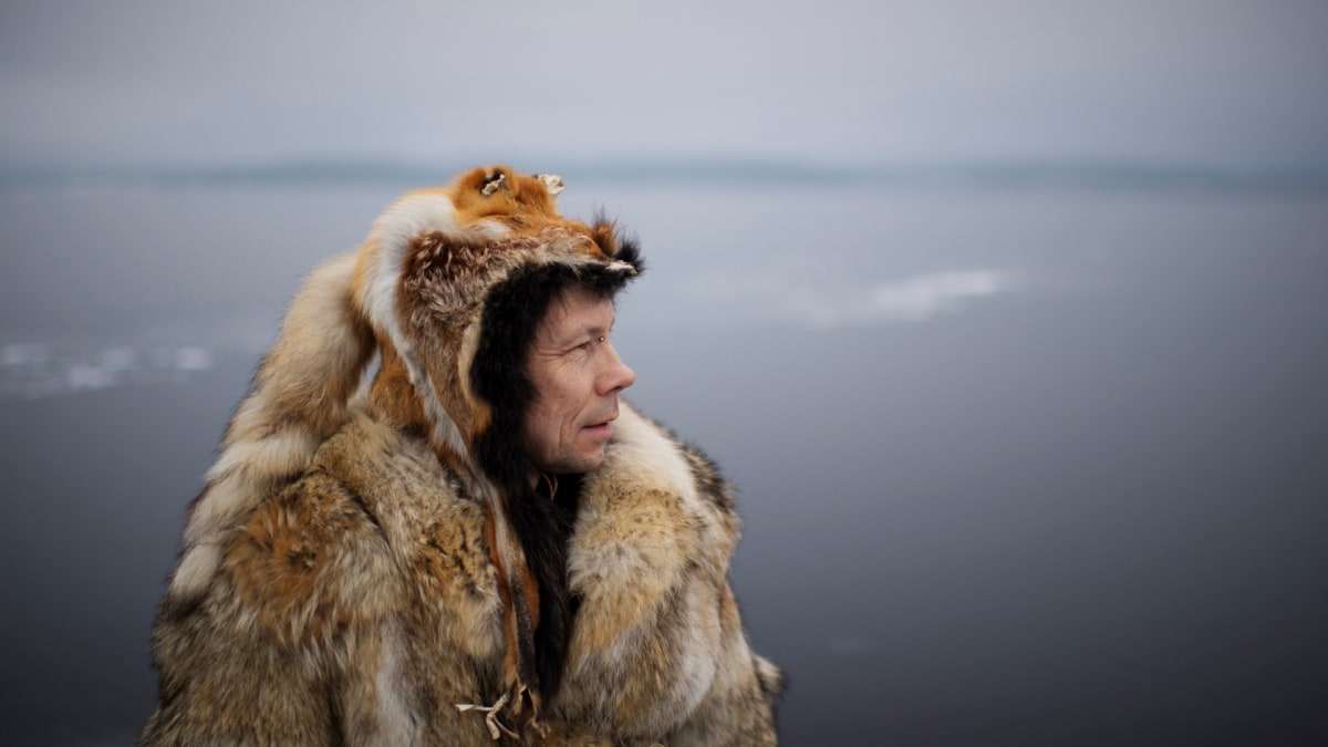 Ola Stinnerbom, sámský umělec a výrobce bubnů.