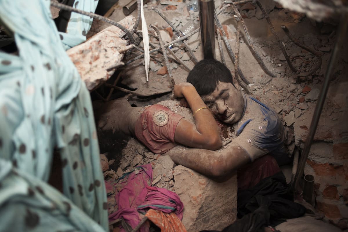 Oběti ležící v sutinách den po zřícení budovy Rana Plaza v bangladéšském Savaru. V Rana Plaza sídlilo pět oděvních továren. Během následujících dnů po této katastrofě identifikovali příbuzní více než 800 obětí pomocí nalezených občanských průkazů či osobn