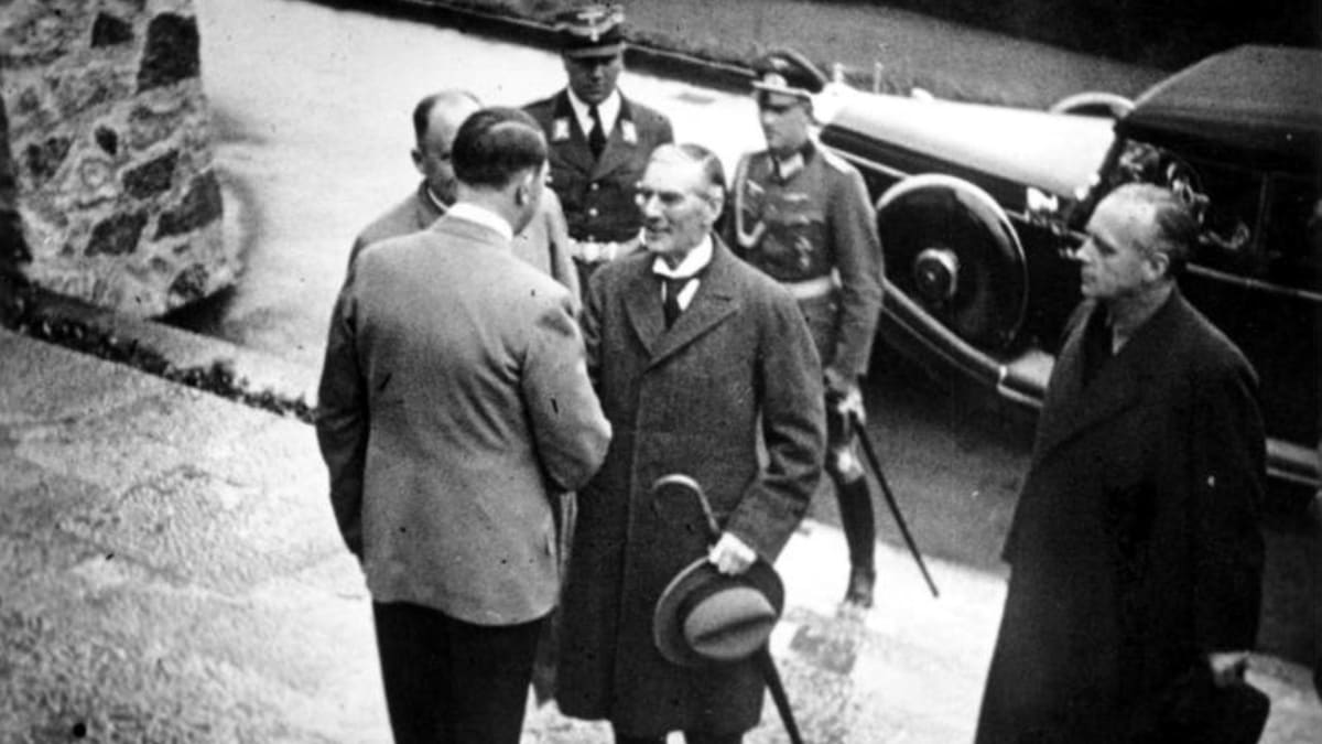 Adolf Hitler vítá Nevillea Chamberlaina v Berghofu