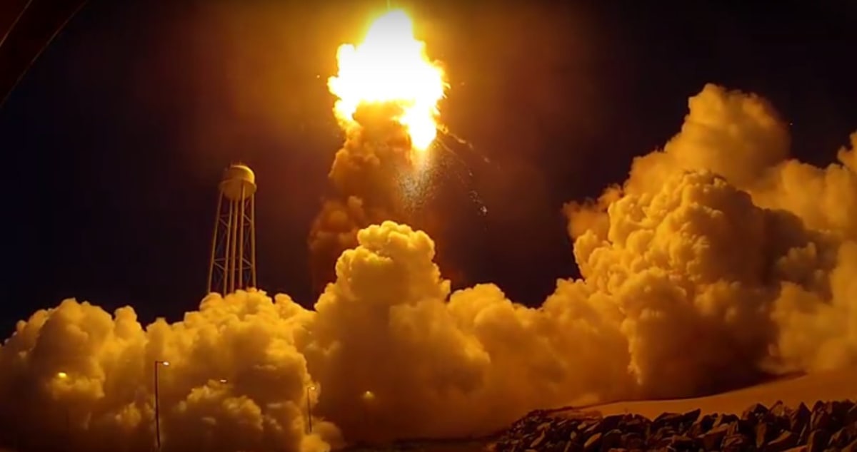 Výbuch komerční rakety Antares