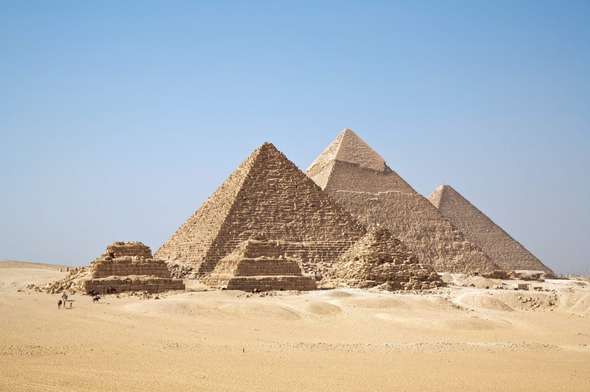 Komplex pyramid v egyptské Gíze - Cheopsova pyramida je nejvyšší
