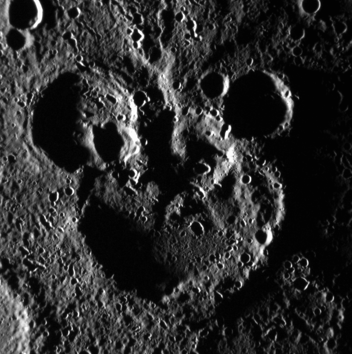 Mickey Mouse na Merkuru? Ne, jen kráter Magritte...