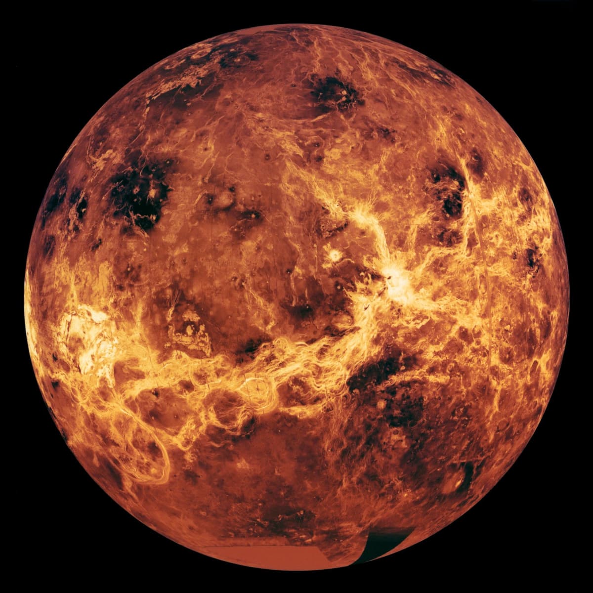 Pohled na planetu Venuši kombinuje data získaná ze sond Magellan, Veněra a Pioneer