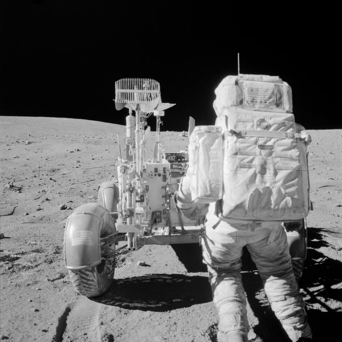 Astronaut John W. Young, velitel mise Apollo 16, připravuje lunární vozítko