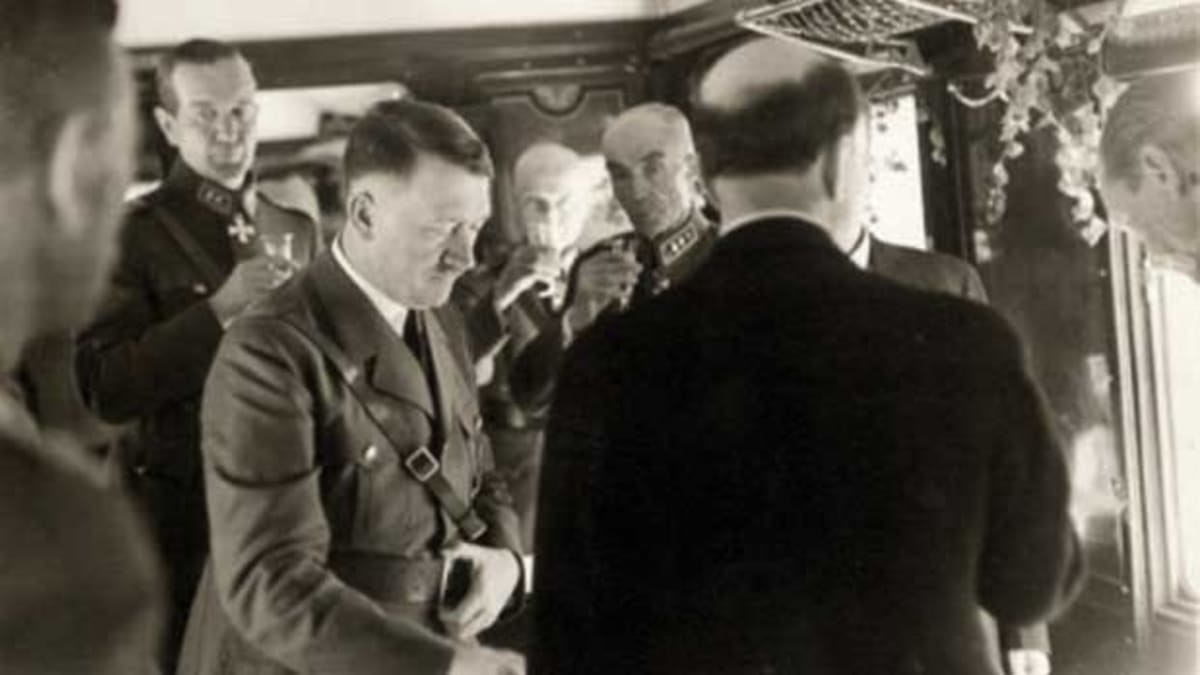 Adolf Hitler při návštěvě Finska_Wikimedia Commons