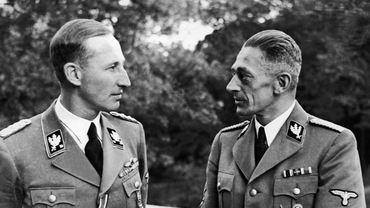 Říšský protektor Heydrich s Karlem Hermannem Frankem, který řídil vypálení Lidic a Ležáků