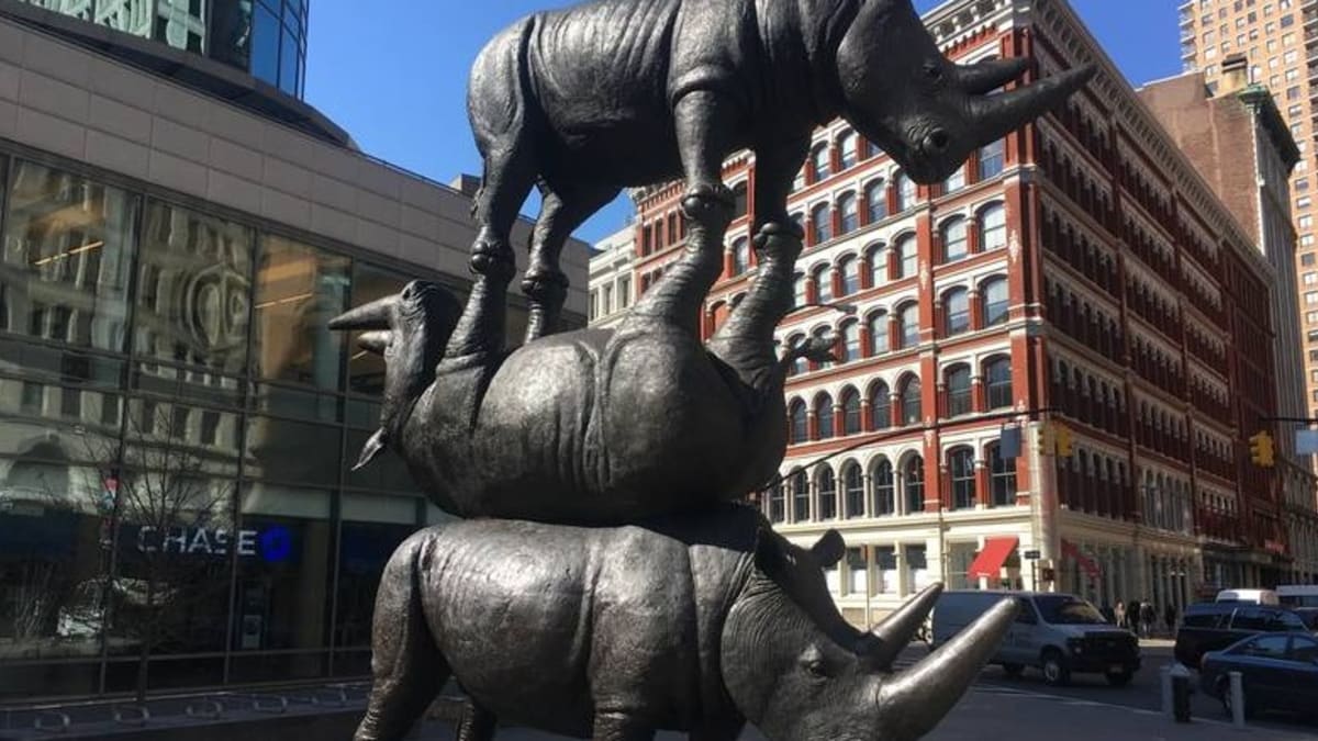 V New Yorku byla odhalena největší socha nosorožců na světě