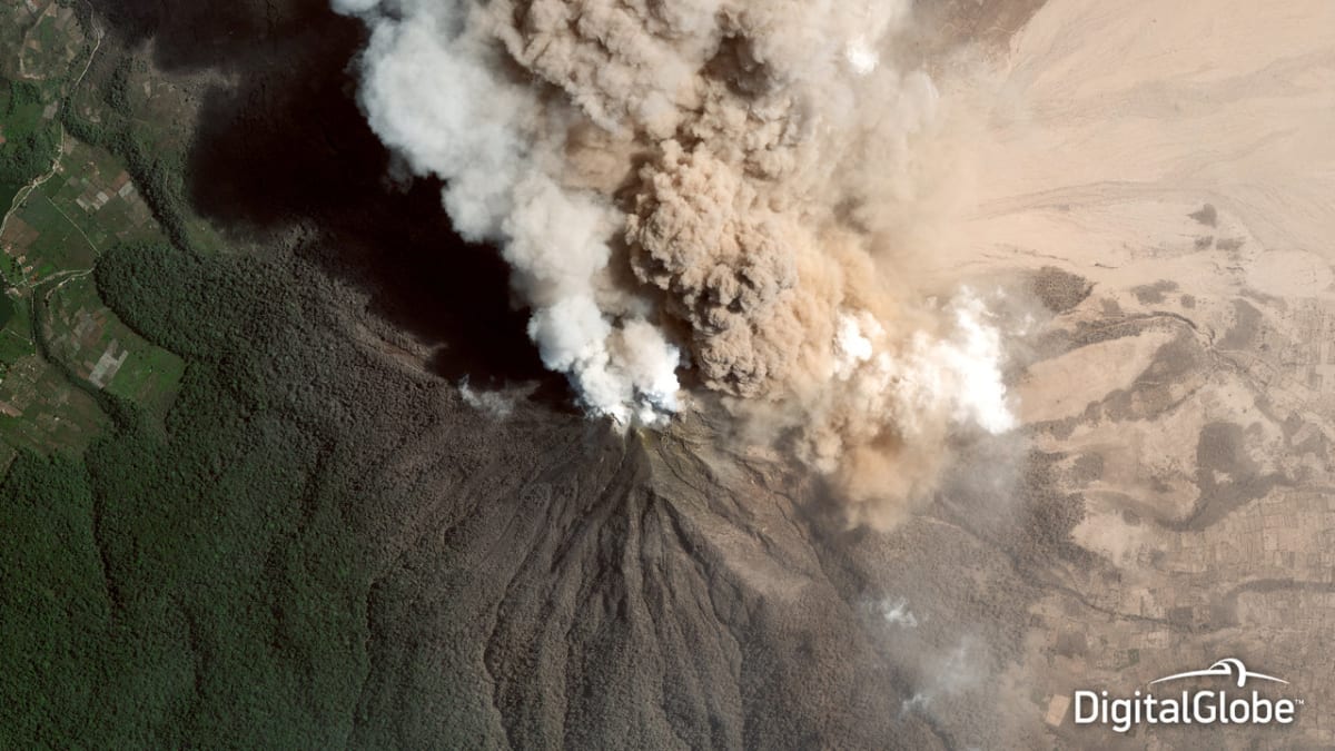 Erupce sopky Mount Sinabung, Indonésie