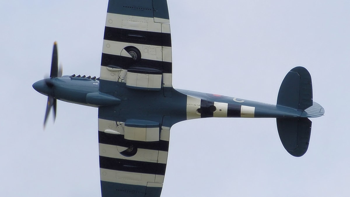 Ukázka invazních pruhů na letounu Spitfire