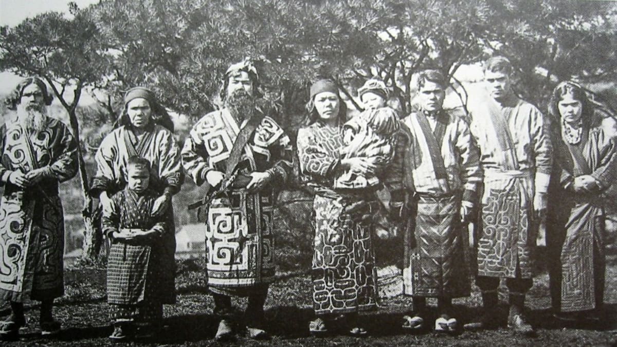 Ainové - historický snímek