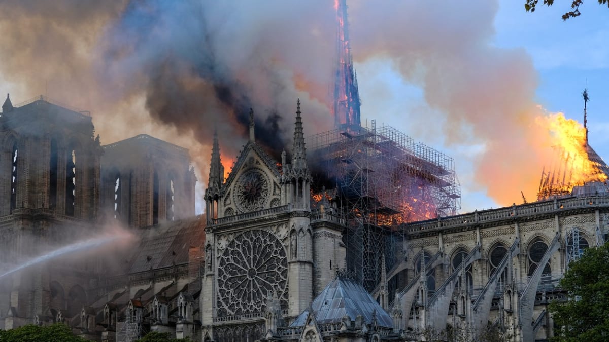 Právě střecha Notre-Dame utrpěla při požáru nejvíc