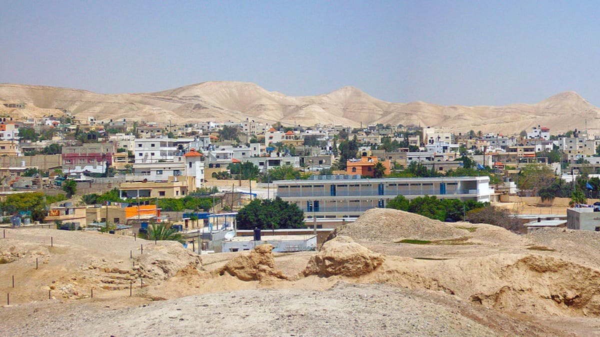 archeologické vykopávky s Jerichem v pozadí
