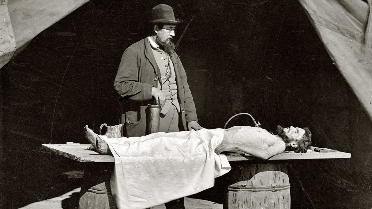 Doktor Richard Burr při balzamování neznámého vojáka během občanské války.