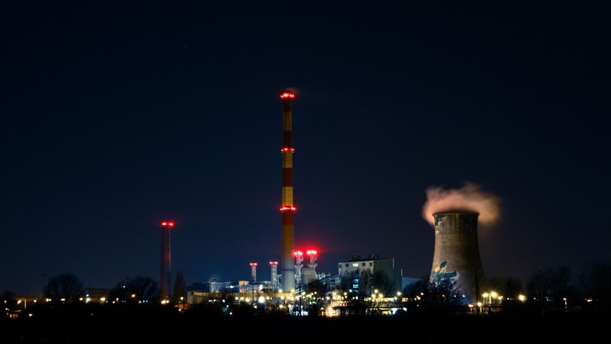 Noční pohled na elektrárnu