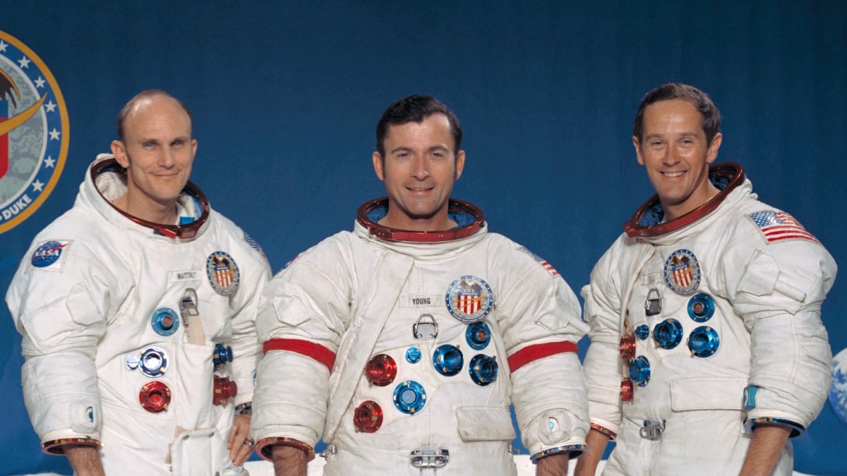 Posádka Apolla 16: Zleva T. K. Mattingly, J. Young, C. Duke