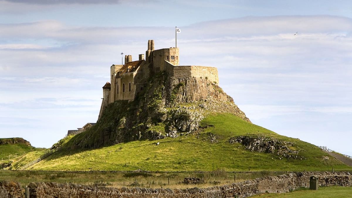 Lindisfarne - nedaleko vypleněného kláštera stojí hrad