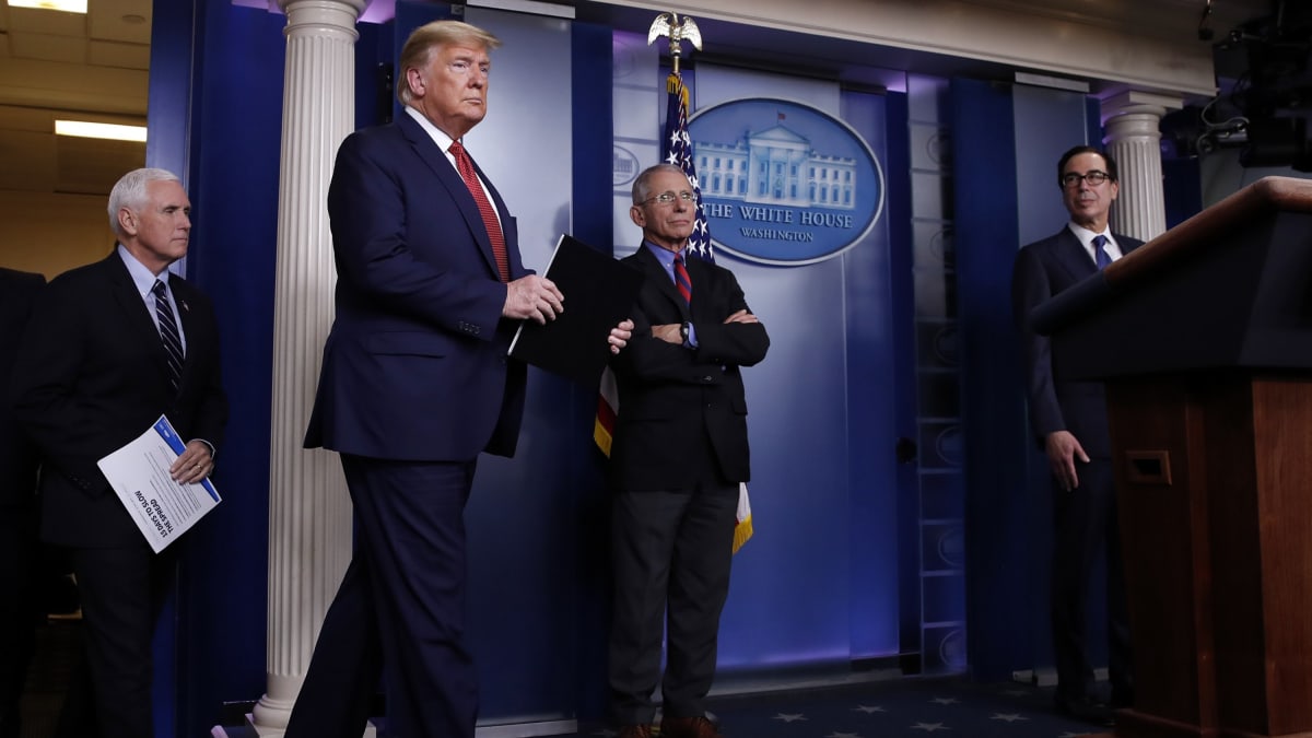 Anthony Fauci - vpravo od Donalda Trumpa - hlídá každé prezidentovo slovo
