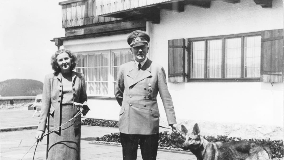 Eva Braunová a Adolf Hitler v roce 1942