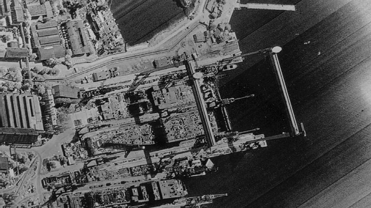 Snímek sovětské válečné lodi získaný pomoci špionážní družice v roce 1984 1