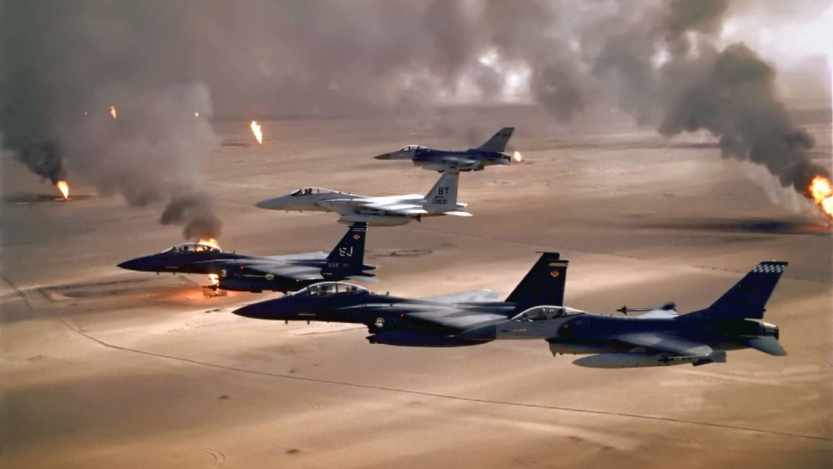 Americké bojové letouny přelítají nad hořícími ropnými vrty v Kuvajtu