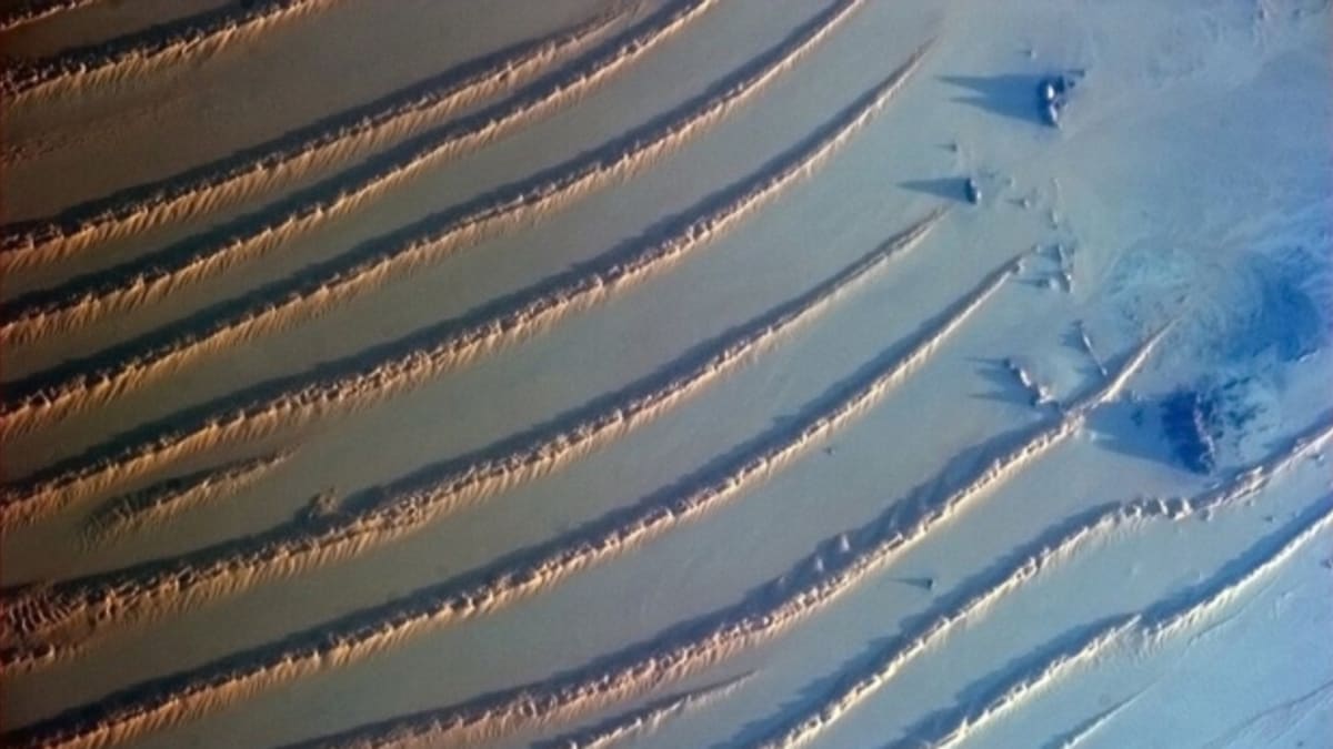 Tyto záběry pořídil Chris Hadfield 10. února – jsou na nich vyfocené duny zformované na poušti.