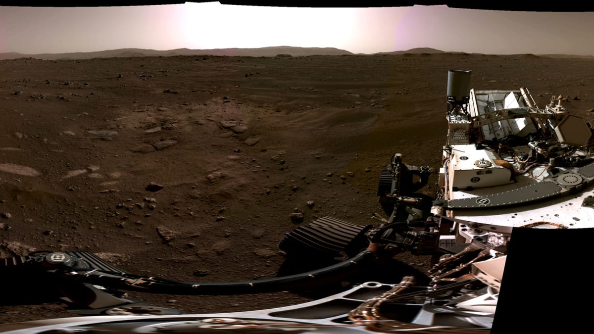 Panoramatický snímek okolí roveru Perseverance pořízený jeho navigačními kamerami
