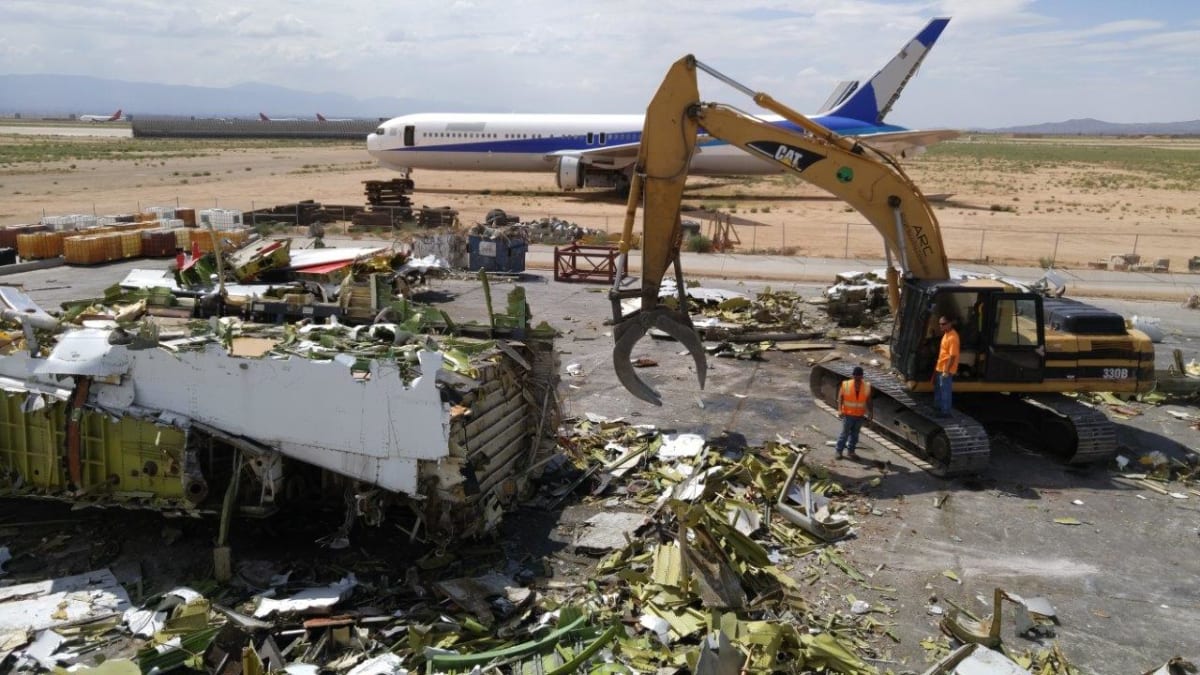 Lidé z ARC Aerospace v kalifornském Victorville obnažují letadla až na holý kov a každoročně recyklují mimo jiné půl milionu kilogramů hliníku