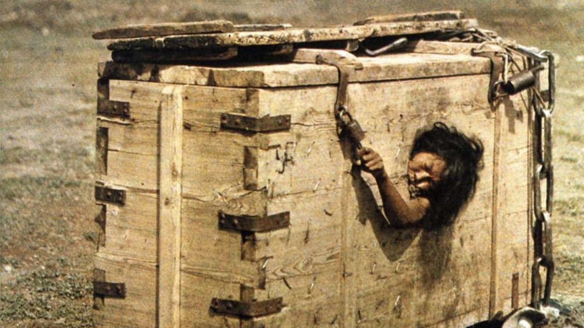 Mongolská žena trýzněná v dřevěné krabici