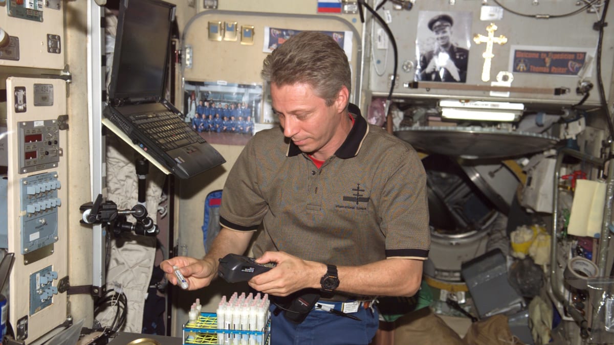 Thomas Reiter pracuje uvnitř ruského modulu Zvezda na ISS