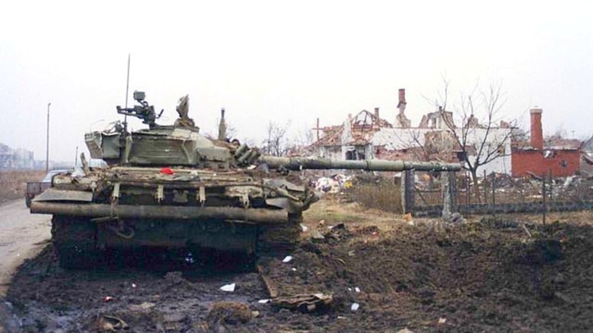 Jeden z tanků JNA zničený minou v bojích o Vukovar