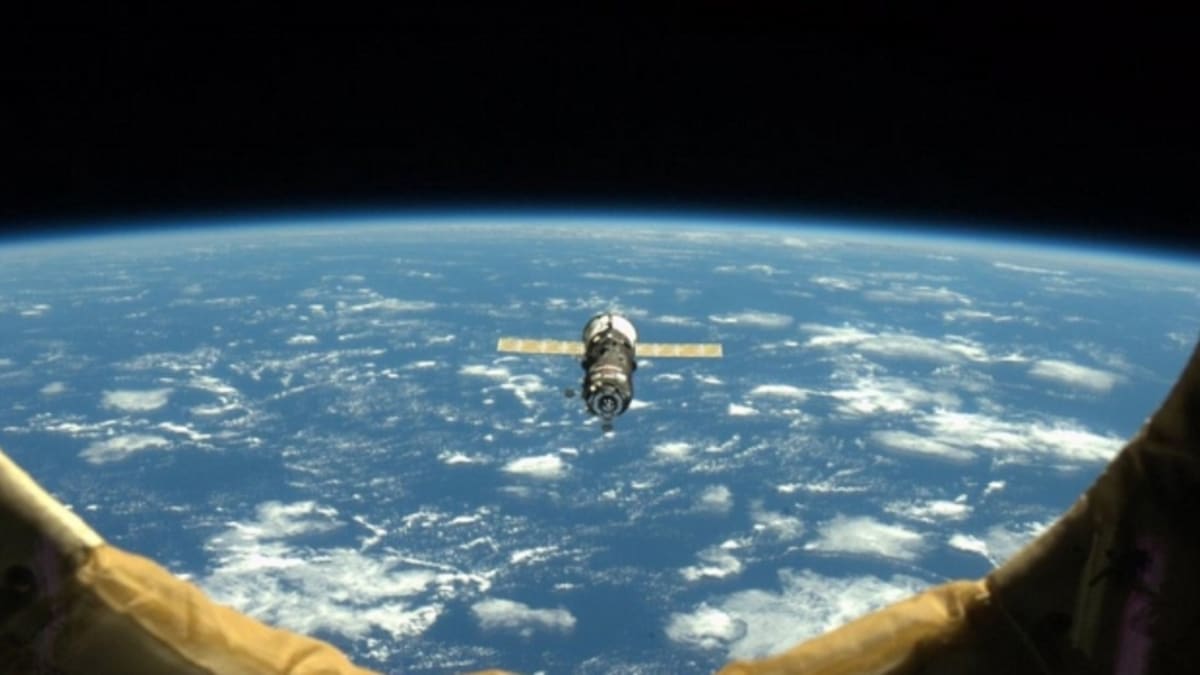 12. února nahrál Hadfield na Twitter tuto fotografii. Je na ní zachycena zásobovací raketa Sojuz.