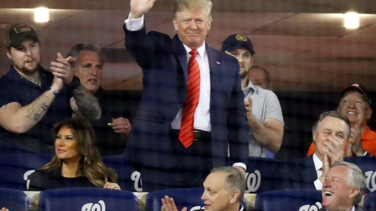 Trumpa při návštěvě baseballové utkání vypískali fanoušci