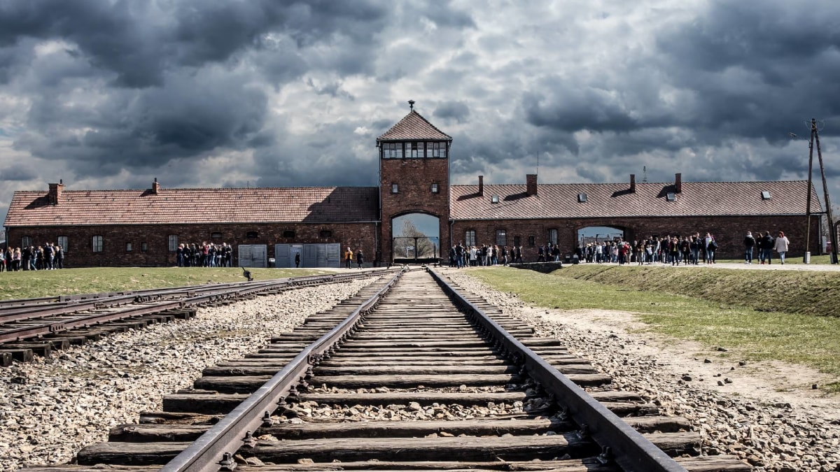 Koncentrační tábor byl osvobozen vojáky Rudé armády 27. ledna 1945. Osvobození se dožilo jen 7000 vězňů