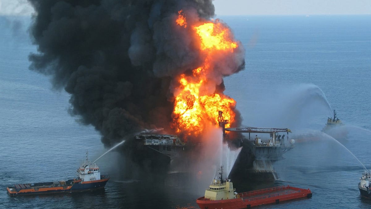 Hořící ropná plošina Deep Horizon