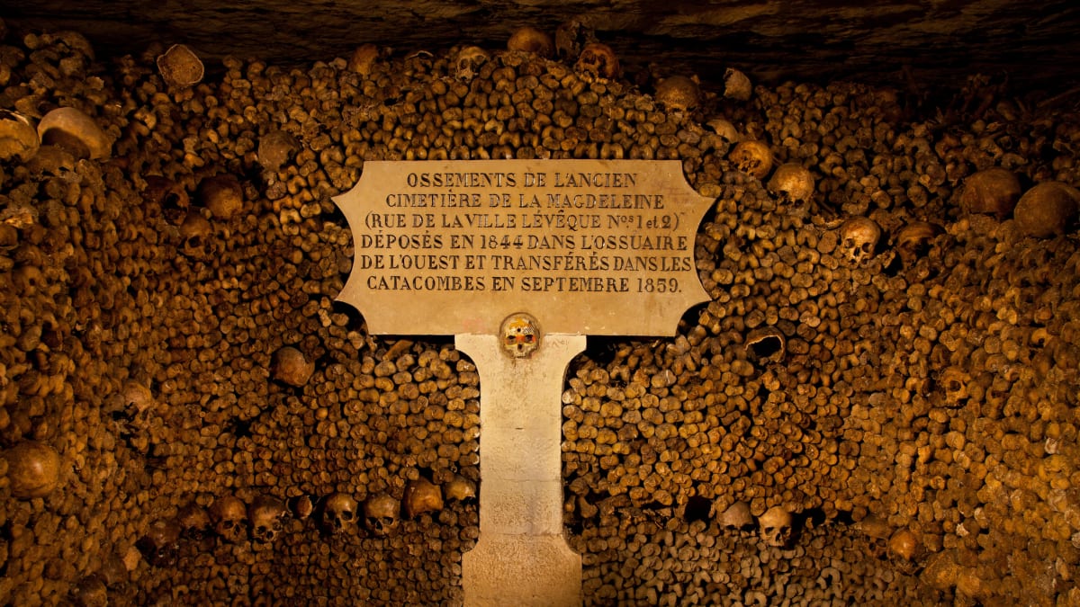 Část veřejně přístupných pařížských katakomb