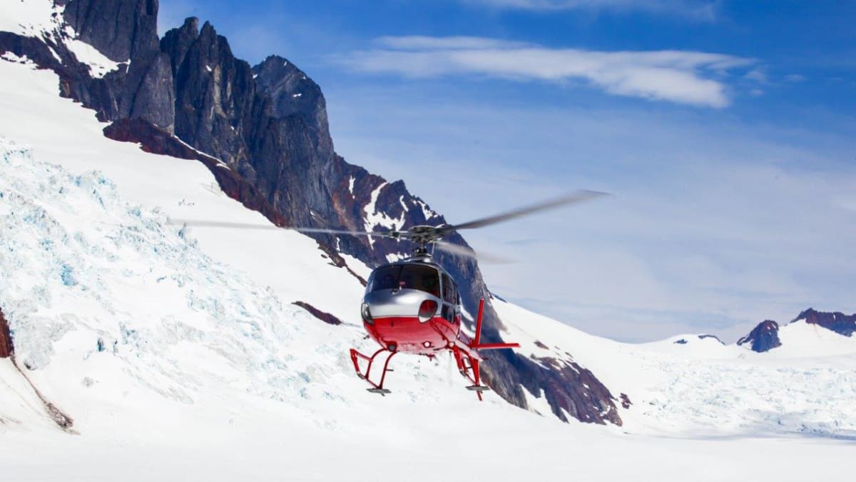 Víceúčelový AS 350 je na Aljašce běžně využívaným typem vrtulníku