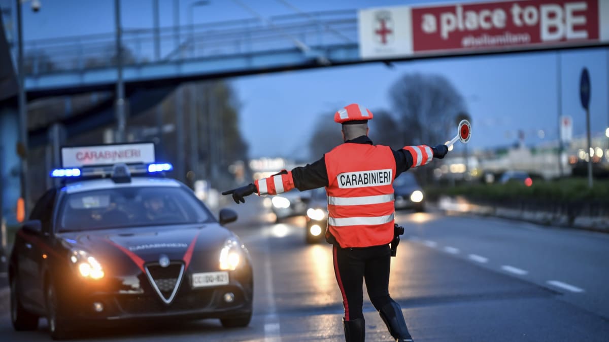 Policisté kontrolují vjezd aut do izolovaného Milána