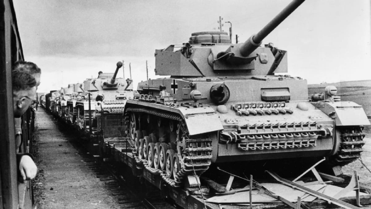 Nové tanky Panzer IV míří v roce 1943 na východní frontu