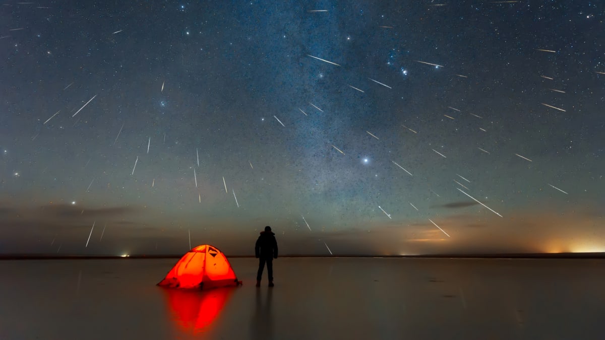 Roj meteorů nad jezerem u města Erenhot