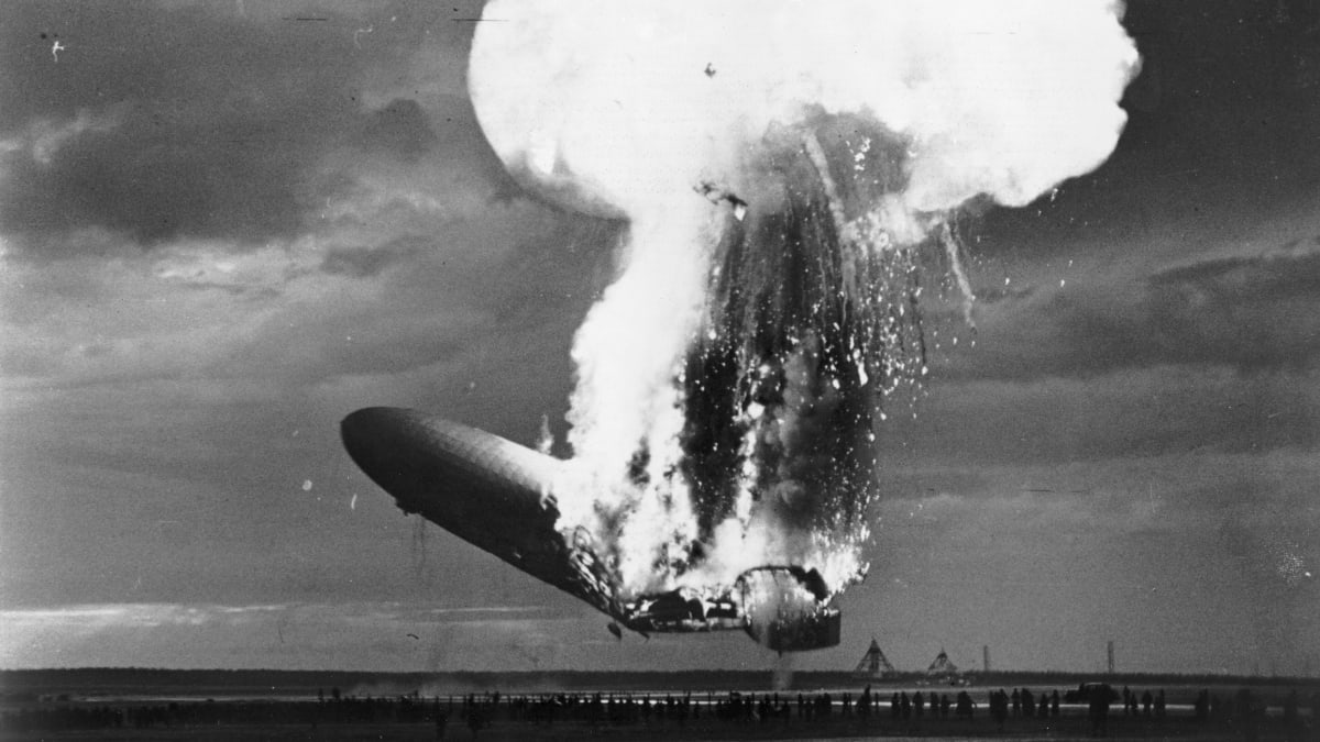 Německá vzducholoď Hindenburg se 6. května 1937 zřítila v plamenech k zemi