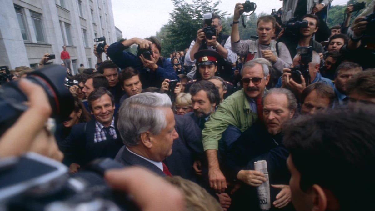 Boris Jelcin se vítá s demonstranty
