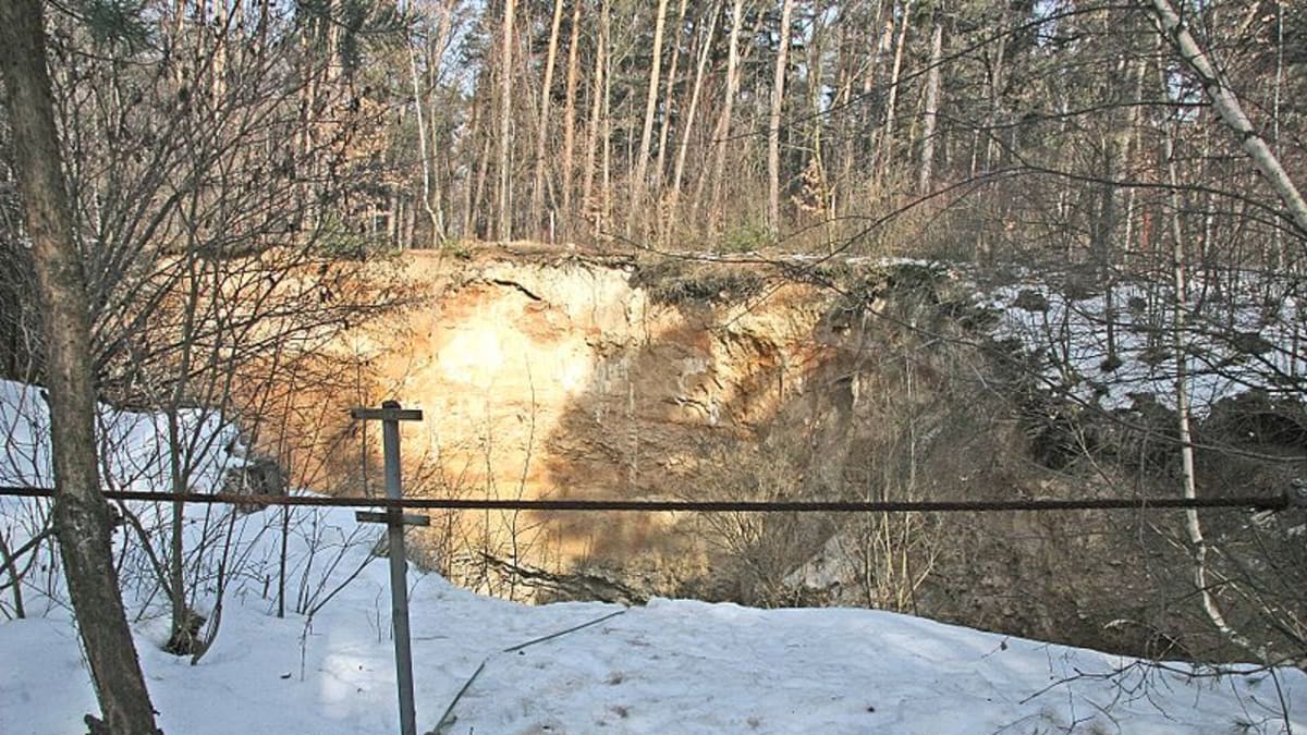 Propad středověkých důlních děl na Kaňku - v okolí se vyskytuje nový minerál